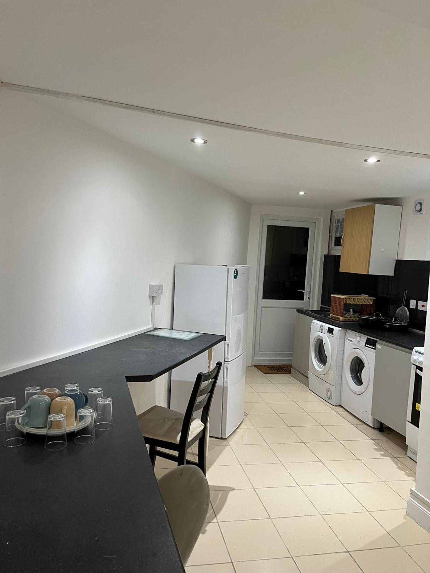 Starlet Manor Park Apartment ลอนดอน ภายนอก รูปภาพ